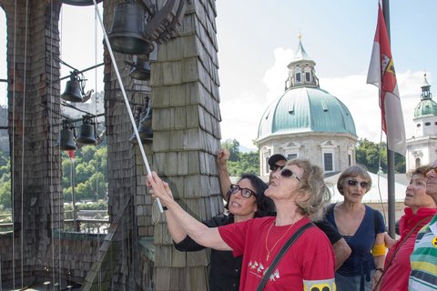 Führung im Glockenspiel Salzburg mit Fr. Heger im Vordergrund