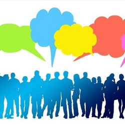 Viele Personen mit bunten Sprechblasen