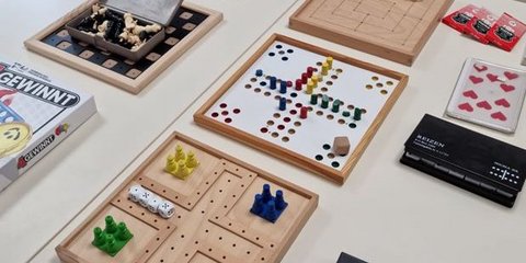 Verschiedene Spiele auf einem Tisch