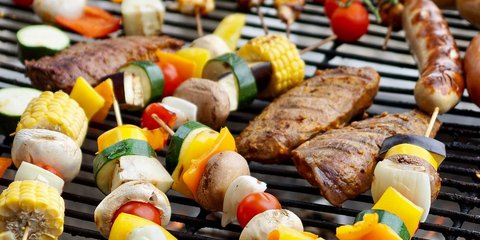 Verschiedenes Grillgut am Rost Verschiedenes Grillgut am Rost