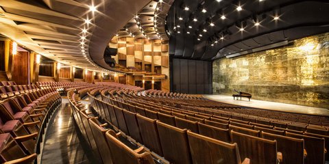 Großes Festspielhaus: Sesselreihen und Bühne