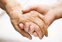 Hände Eine Hand hält die Hand einer älteren Person