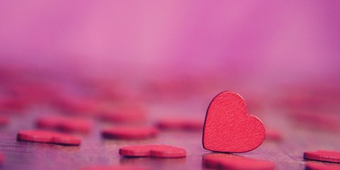 Kleine Herzen vor Rosa Hintergrund Kleine Herzen vor Rosa Hintergrund