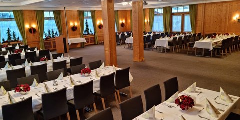Blick in weihnachtlich gedeckten Saal Blick in weihnachtlich gedeckten Saal