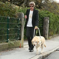 Fr. Heger mit Blindenführhund Ella
