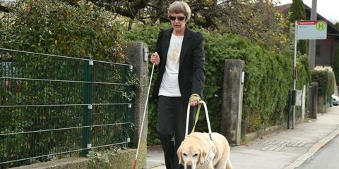 Fr. Heger mit Blindenführhund Ella