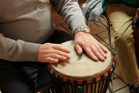 Teilnehmer Conga-Gruppe beim Trommeln Teilnehmer Conga-Gruppe beim Trommeln