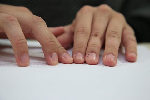 Hände lesen Brailleschrift