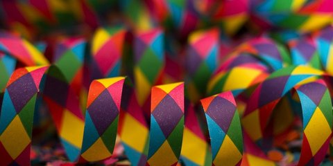 Bunte Faschingsschlangen Bunte Faschingsschlangen