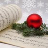 Musiknoten vor weihnachtlichem Esemble