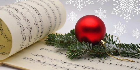 Musiknoten vor weihnachtlichem Esemble
