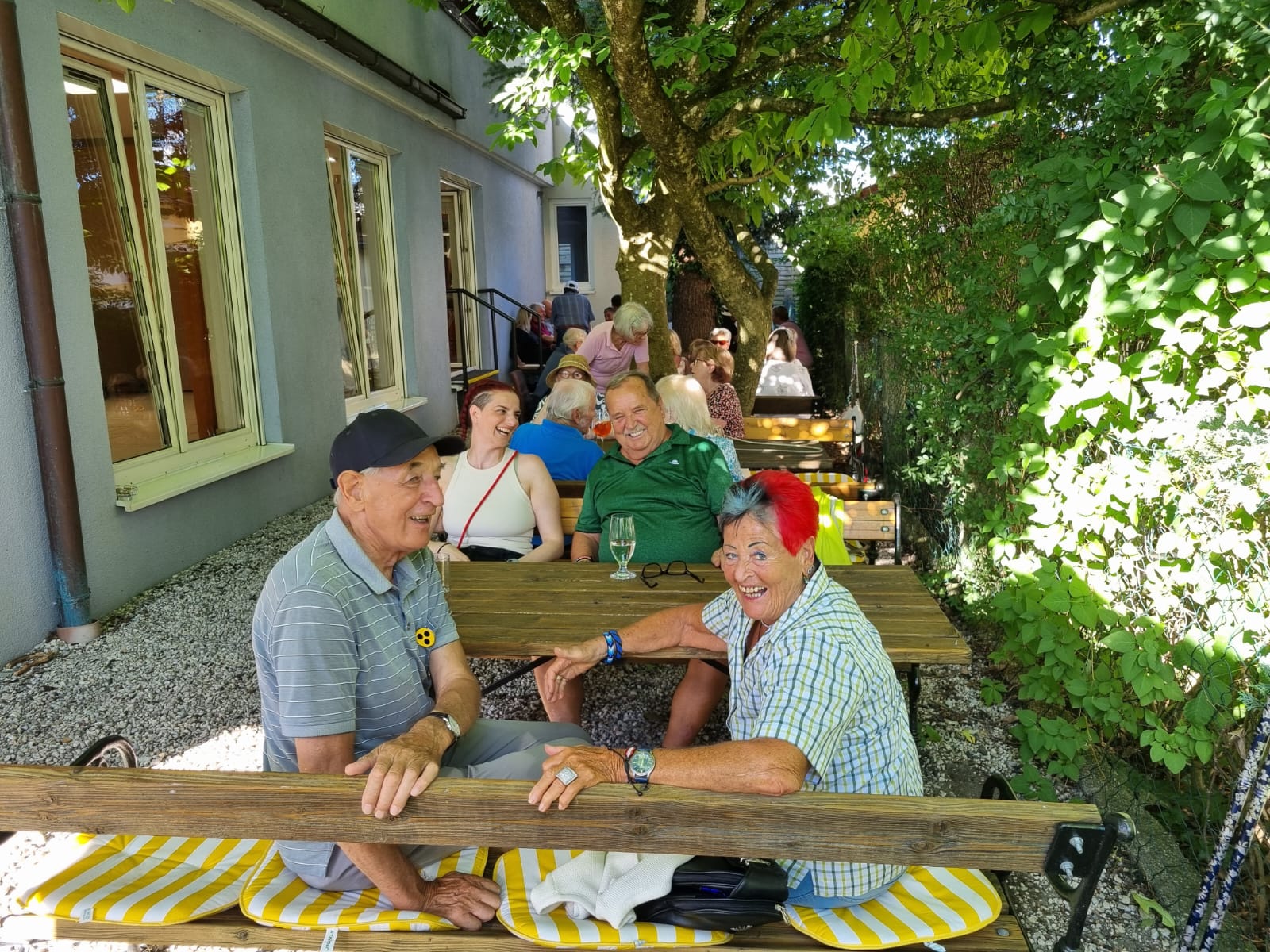Mitglieder beim Grillfest im BSVS-Vereinsgarten