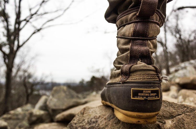 Wanderstiefel auf einem Stein im Wald