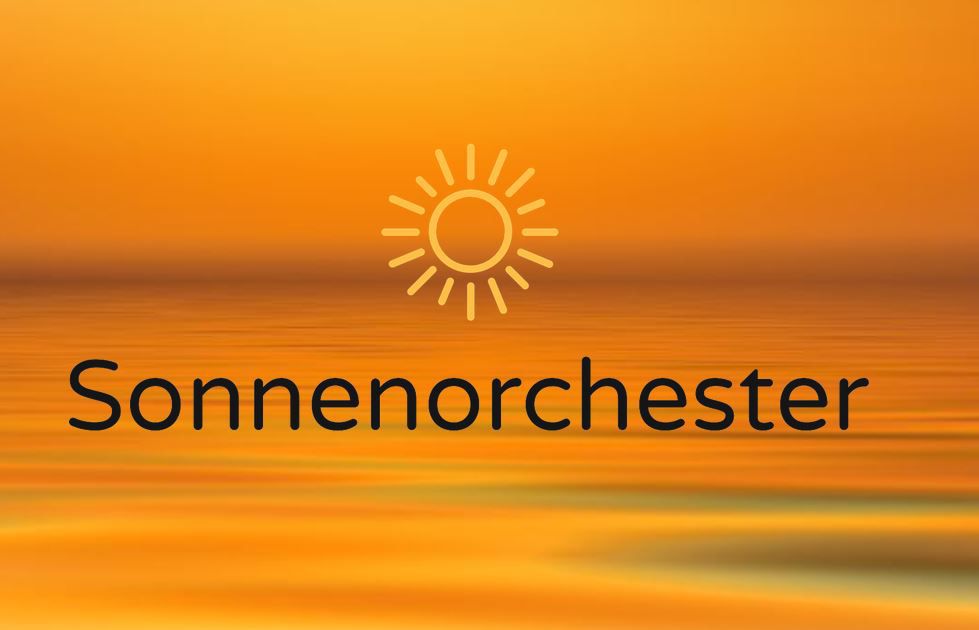 Sonnenorchester-Logo (Schriftzug und Sonne vor warmen Farben)