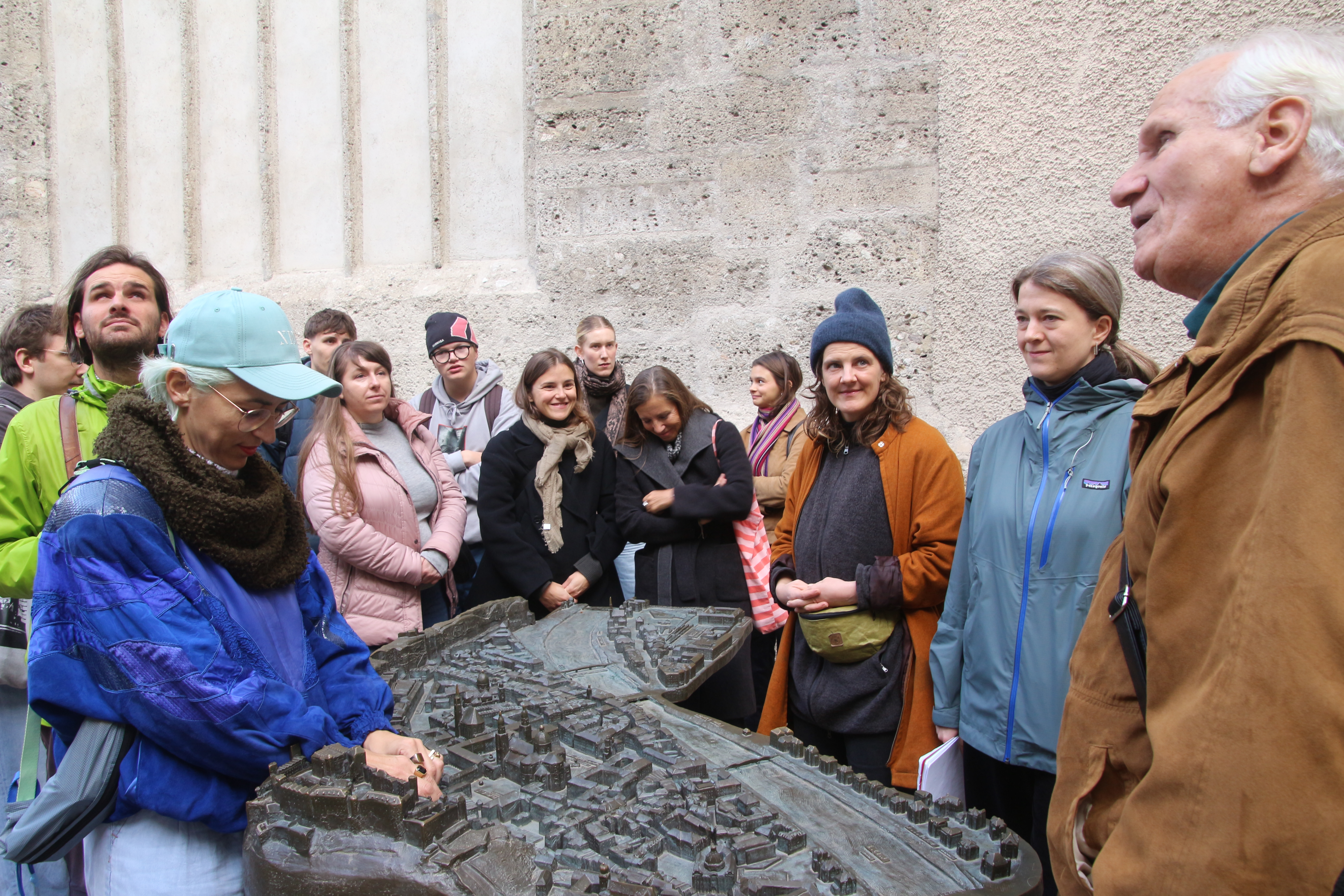 Teilnehmergruppe vor dem Blinden-Tastmodell Salzburg. | © Ute Brandhuber-Schmelzinger
