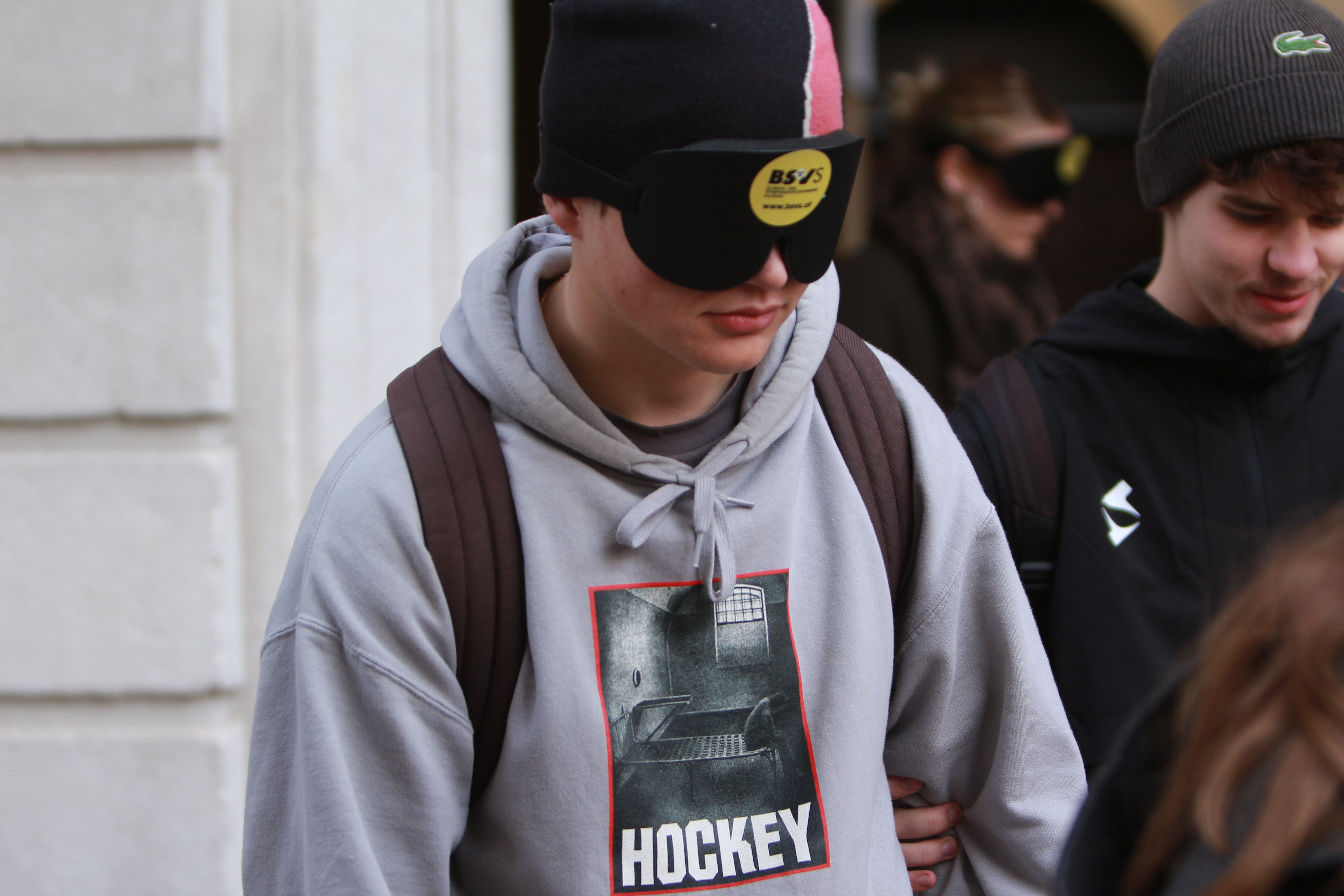 Studierender mit Dunkelbrille und weißem Stock ertastet seine Umgebung. | © Ute Brandhuber-Schmelzinger