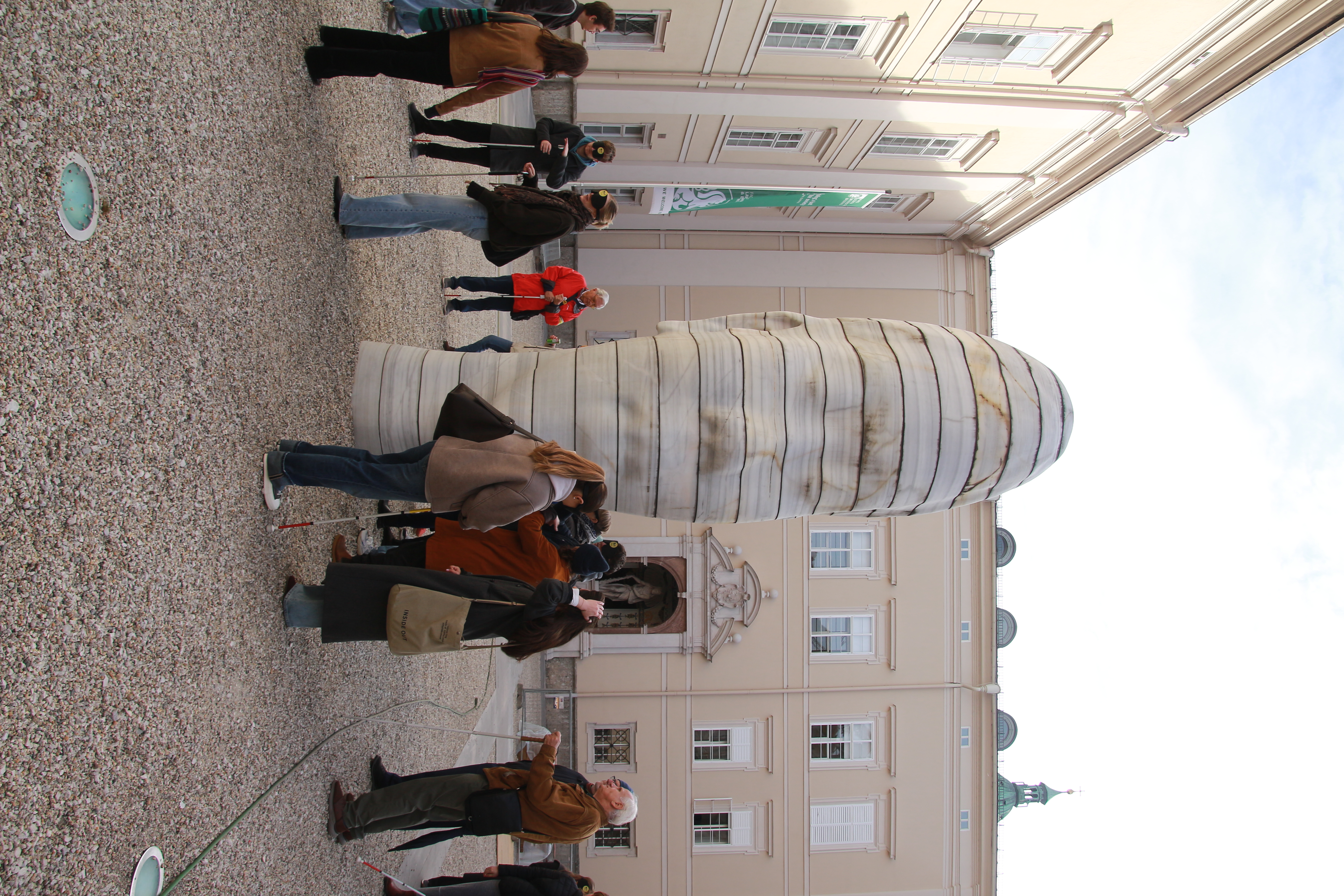 Teilnehmergruppe ertastet sich blind Wege durch die Stadt. | © Ute Brandhuber-Schmelzinger