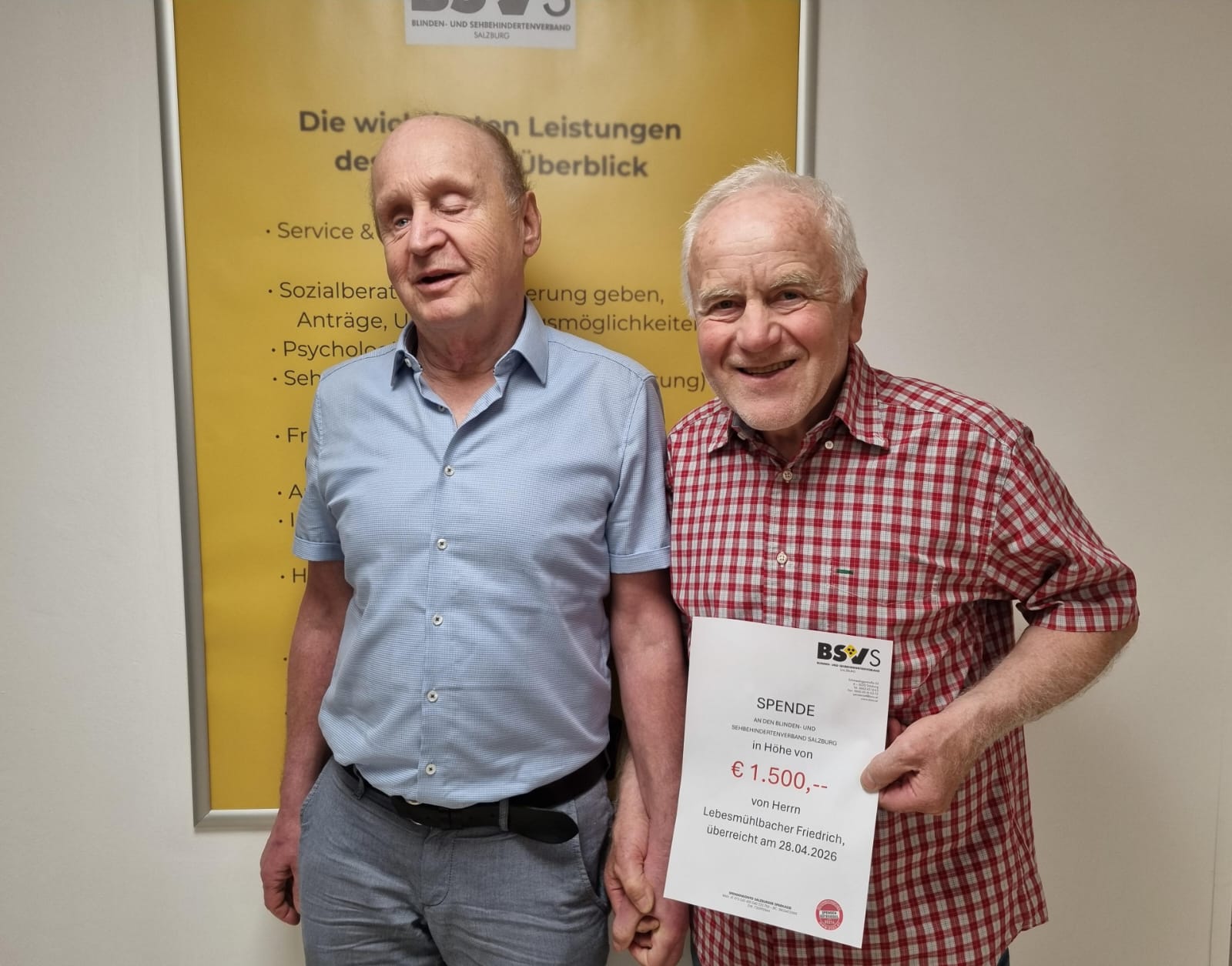 Herr Lebesmühlbacher mit Spendebestätigung neben BSVS-Obmann und Josef Schinwald