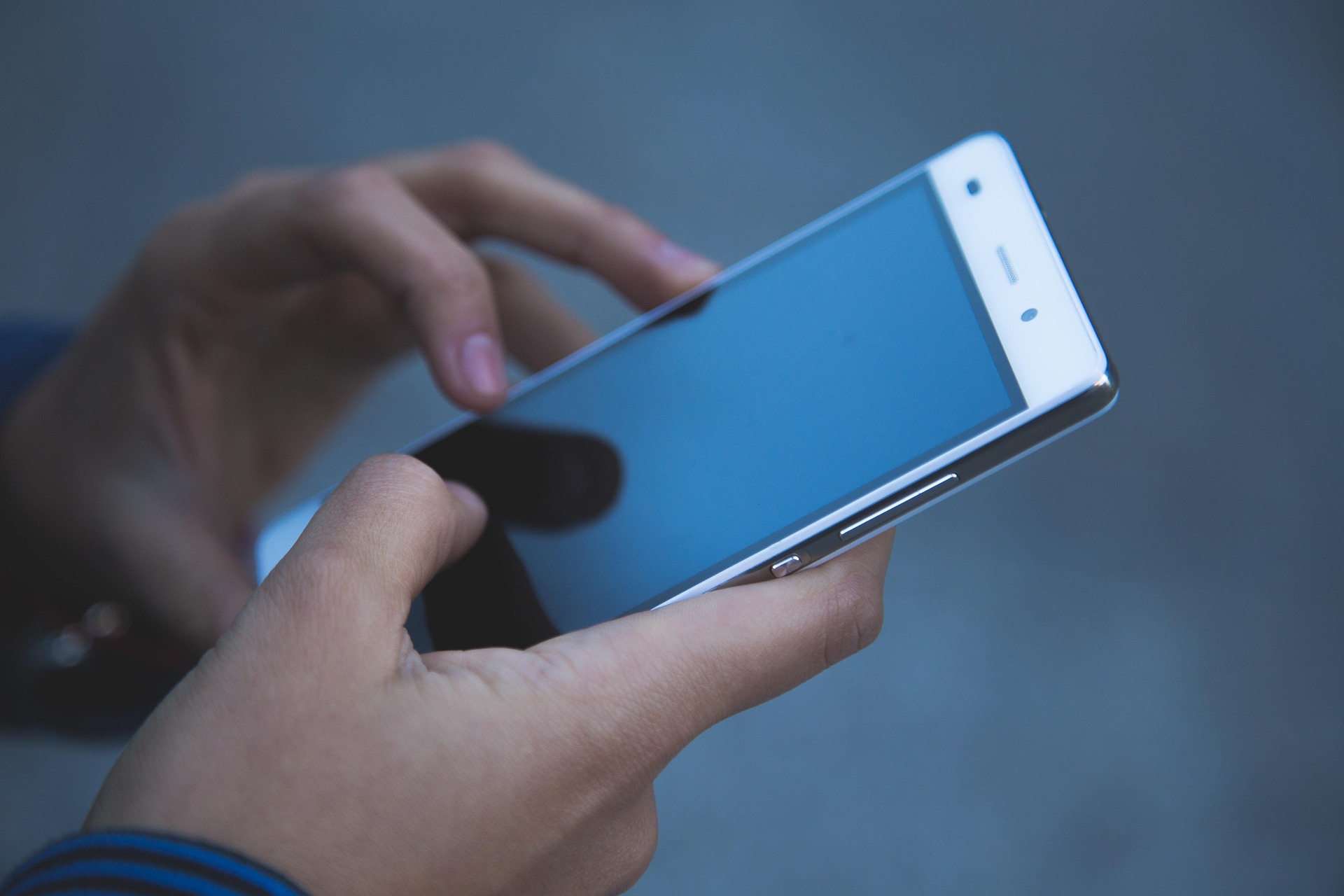 Eine Person verwendet ein Smartphone
