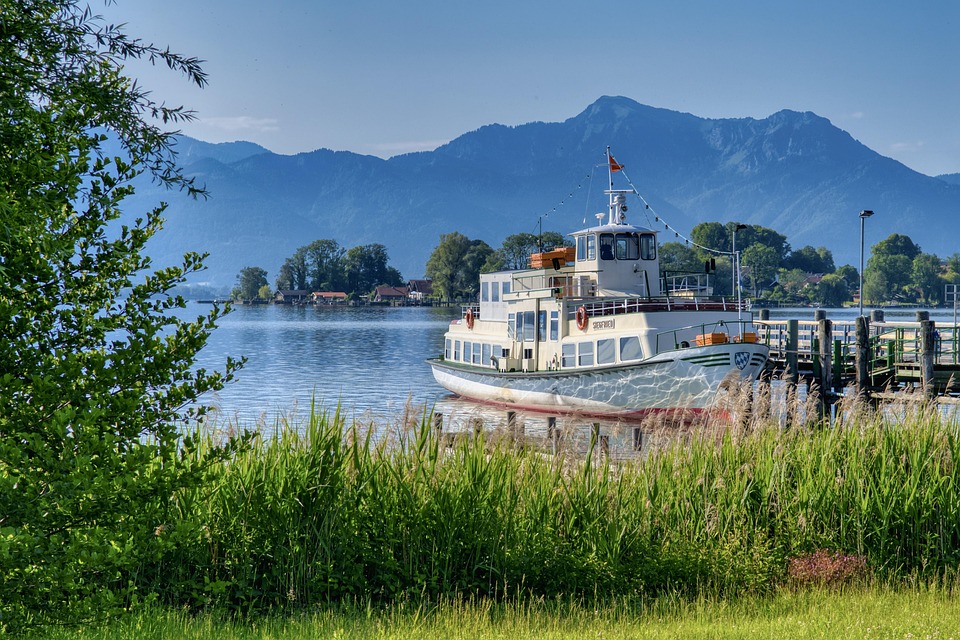 Chiemsee mit Schiff und Landschaft